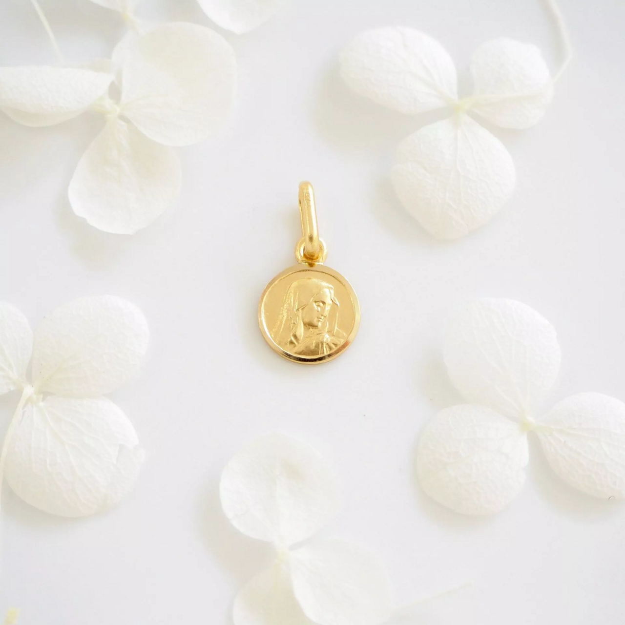 18ct yellow gold “Addolarata” medal pendant