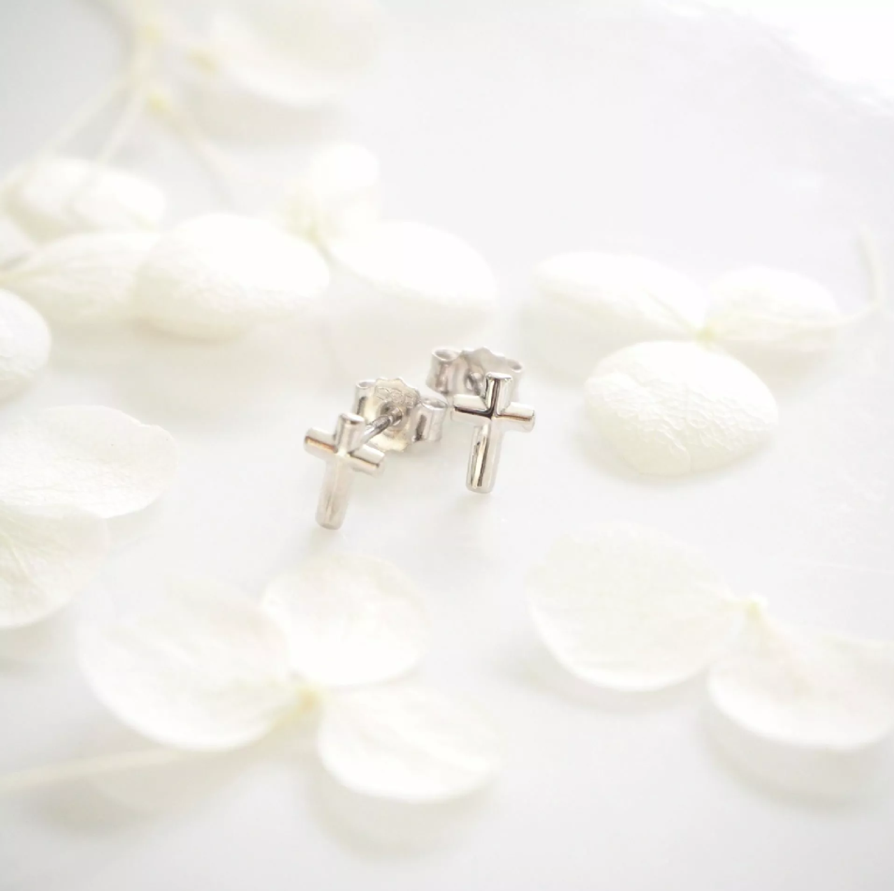 18ct white gold cross stud earrings 7mm