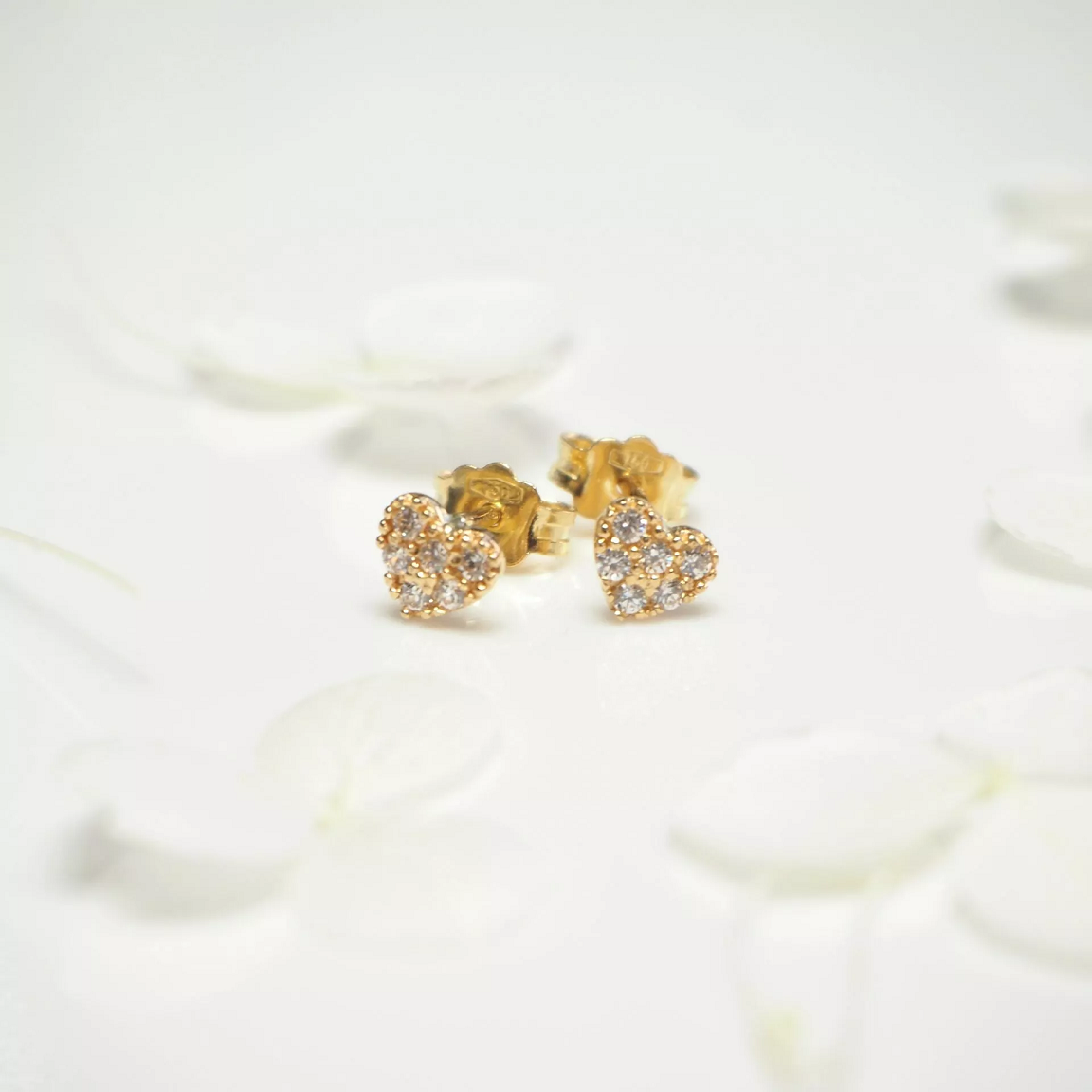 18ct yellow gold cubic zirconia heart stud earrings