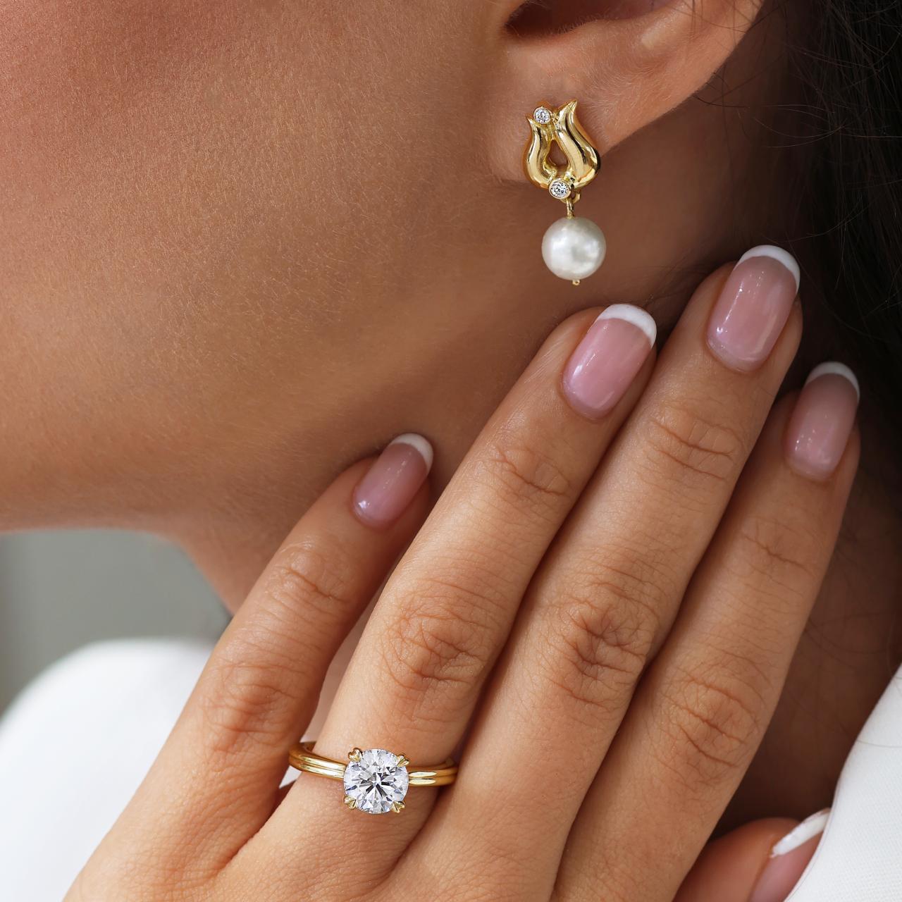 18ct Yellow Gold horse shoe Freshwater Pearl and Round Brilliant cut Diamond drop earrings