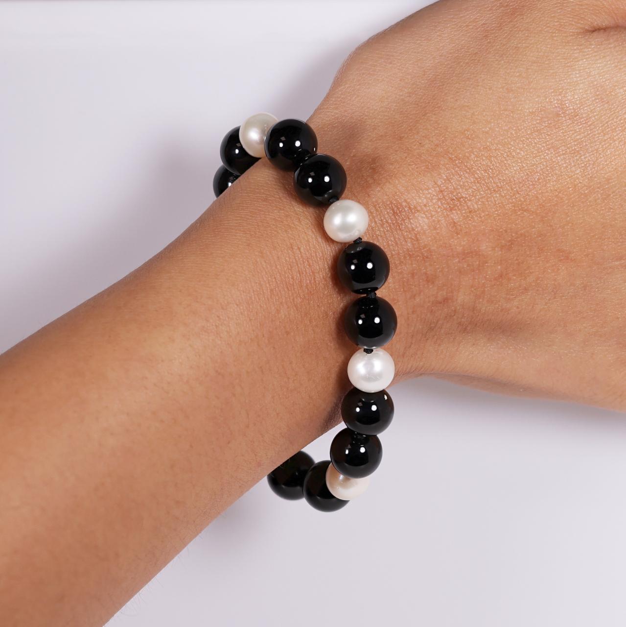 Fresh water pearl and onyx beads single row bracelet ending with a silver magnetic clasp from the Carmela Cerrone Collection on the wrist