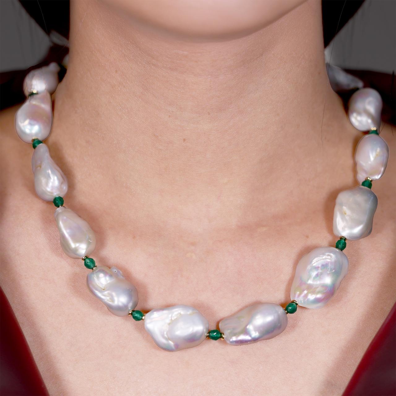 Baroque freshwater pearls and green agate beads necklace with gold-plated silver fittings on the neck