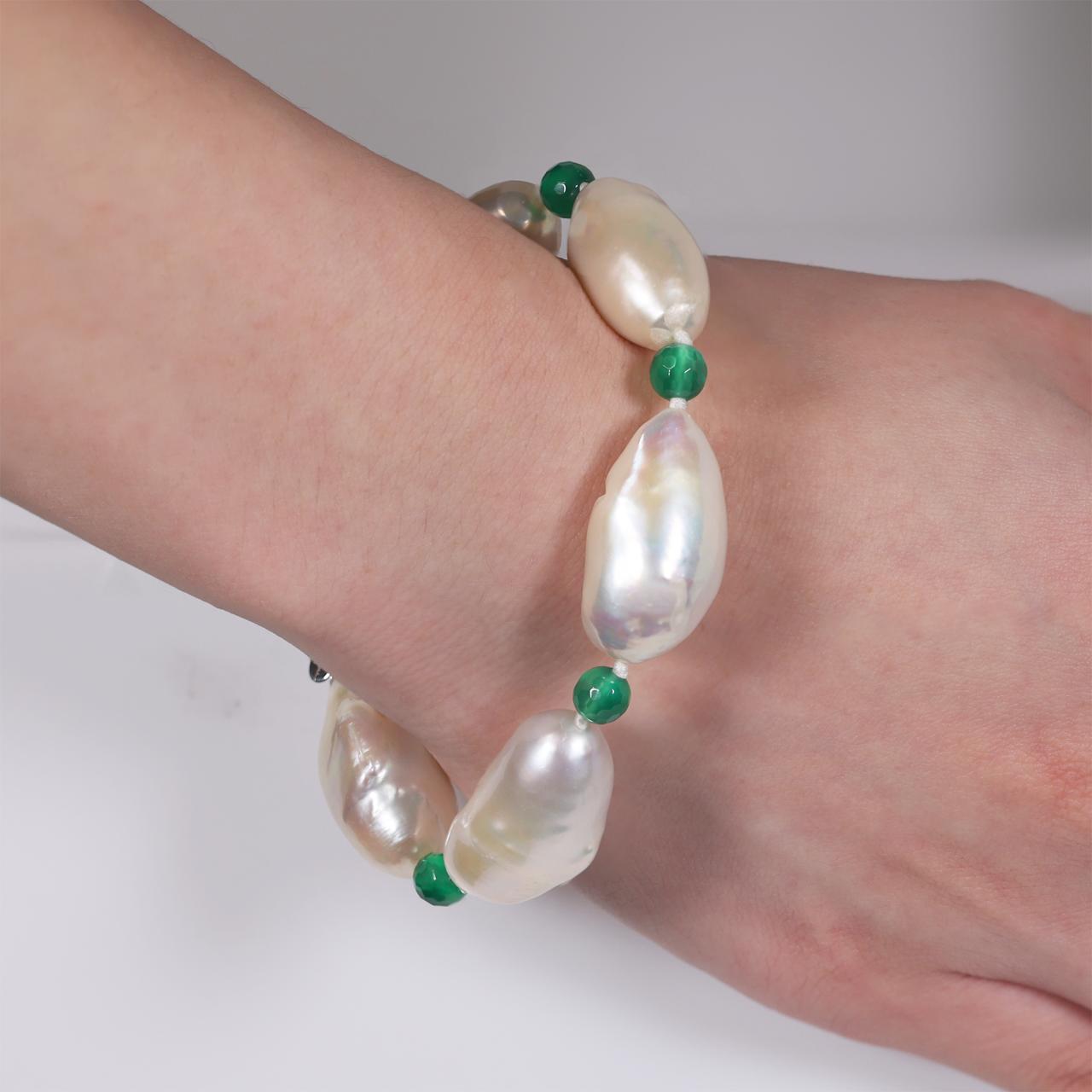 Fresh water baroque White Pearl and Brazilian green agate bracelet with a silver magnetic clasp