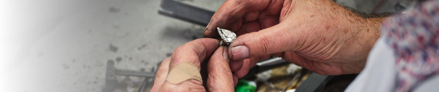 PEAR CUT ENGAGEMENT RINGS