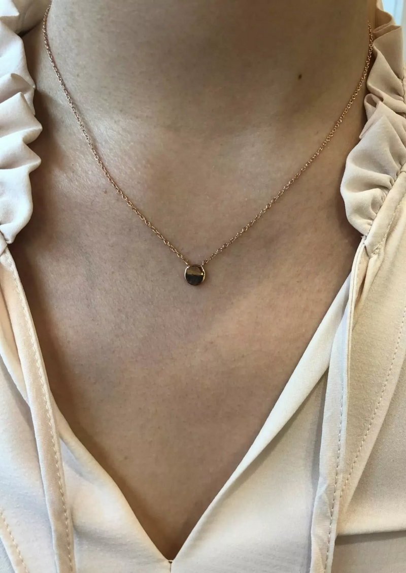 18ct yellow gold necklace with small round plate on neck