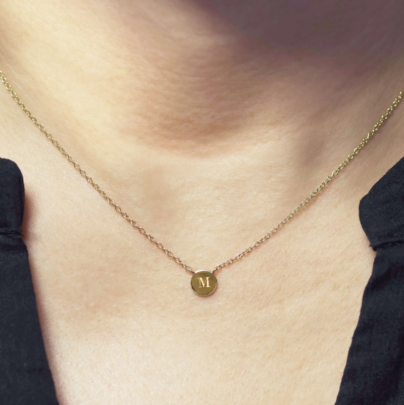 18ct yellow gold necklace with small round plate with engraving example on neck