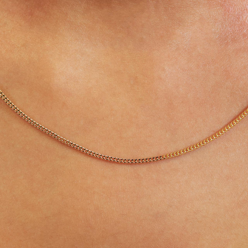 18ct yellow gold 50cm fine flat curb link chain with spring ring clasp on the neck