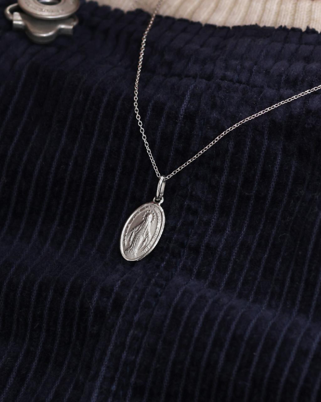 18ct white gold Miraculous medal pendant 1.5cm