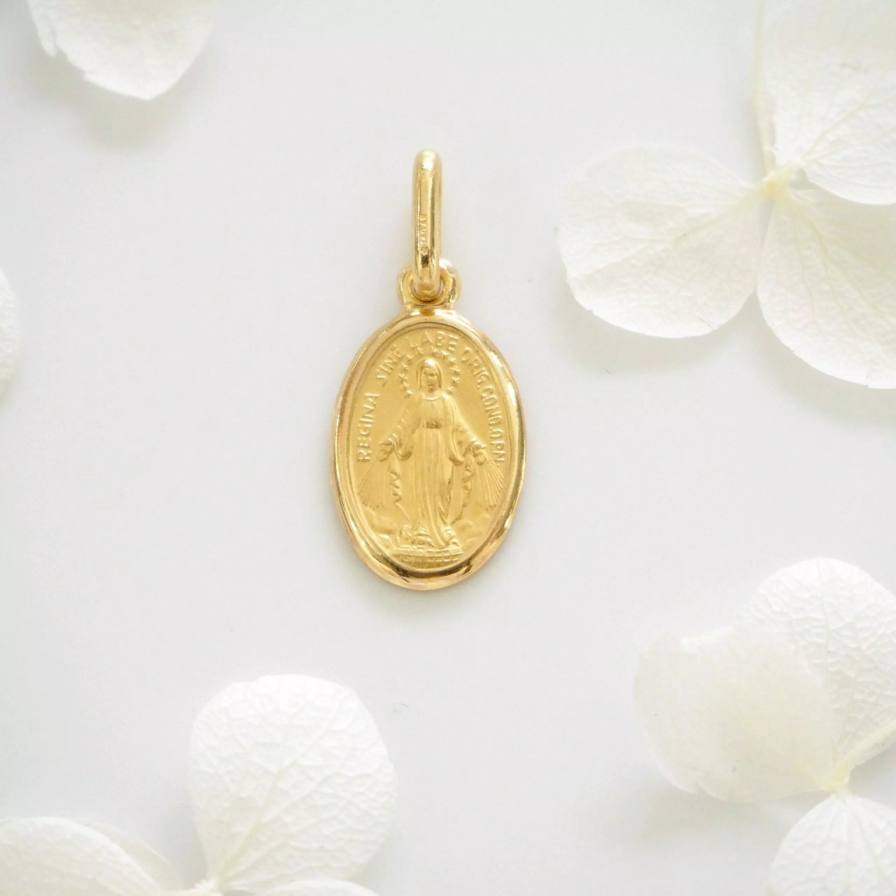 18ct yellow gold “Miraculous” oval medal pendant