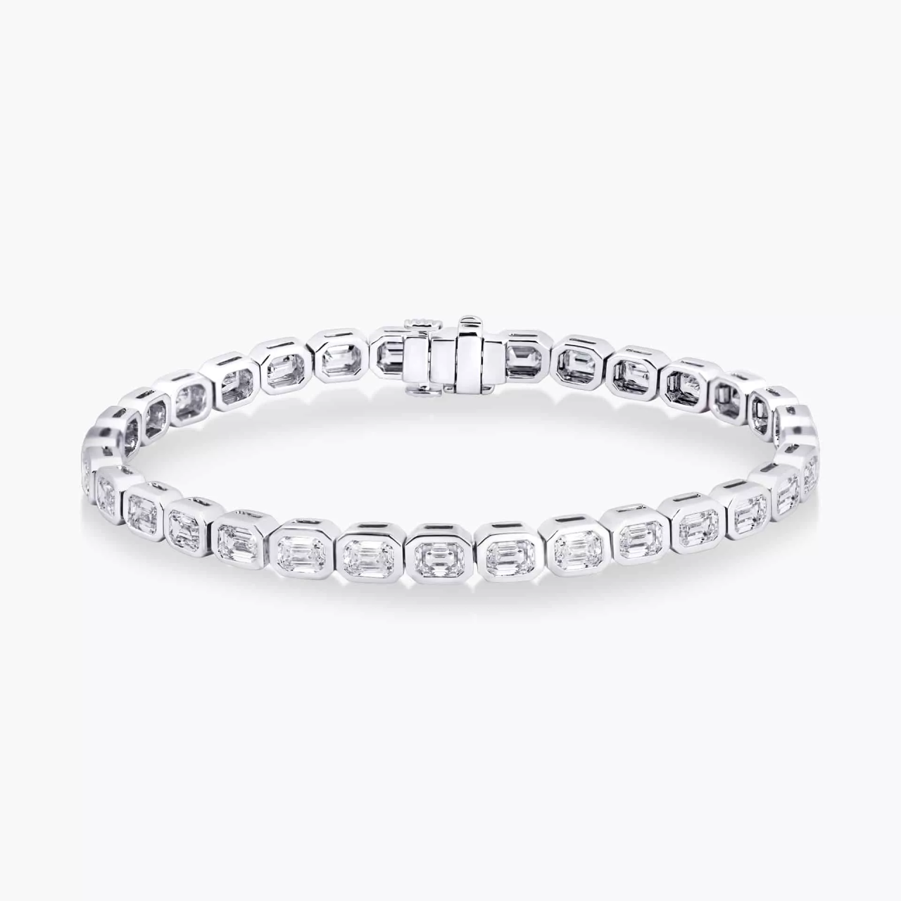 18ct white gold 32 = 7.83ct emerald and round brilliant cut diamond bezel set tennis bracelet