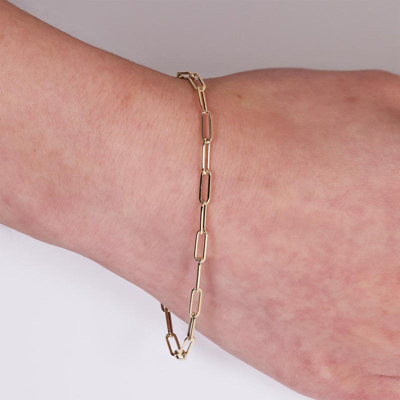 18ct yellow gold 18cm paperclip link bracelet with lobster clasp on the wrist