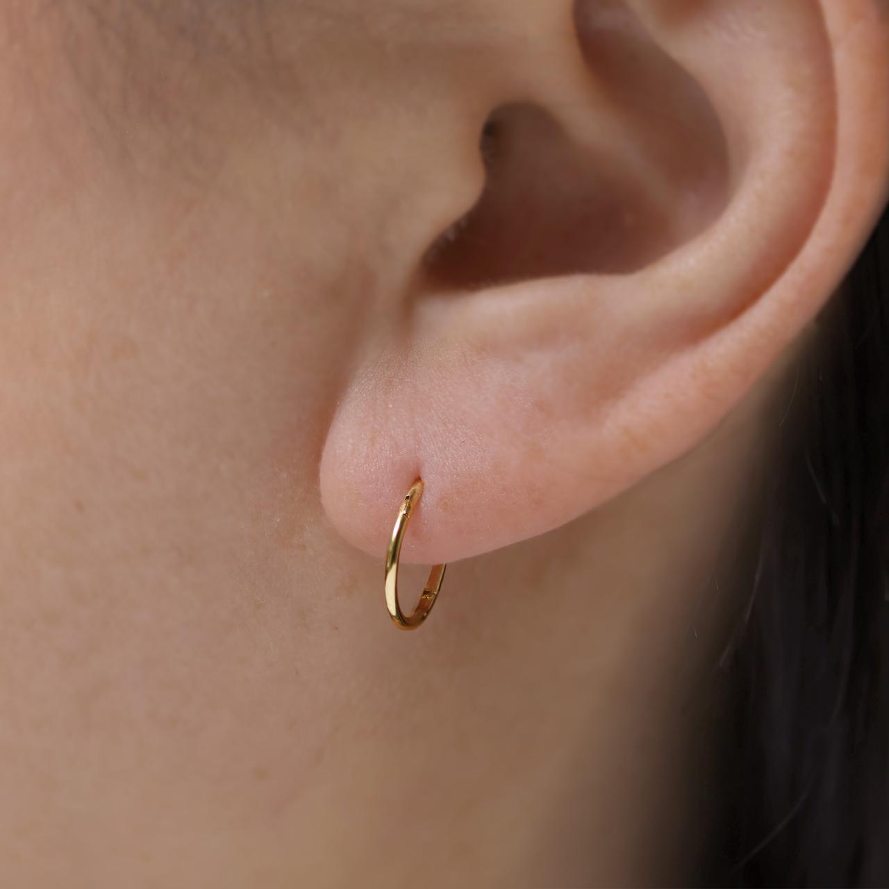 18ct yellow gold hinge 'sleeper' hoop earrings. Diameter 8mm