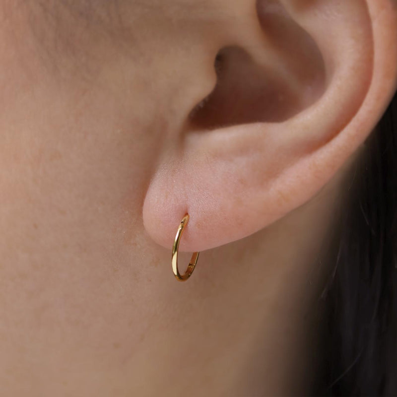18ct yellow gold hinge 'sleeper' hoop earrings. Diameter 8mm on ear