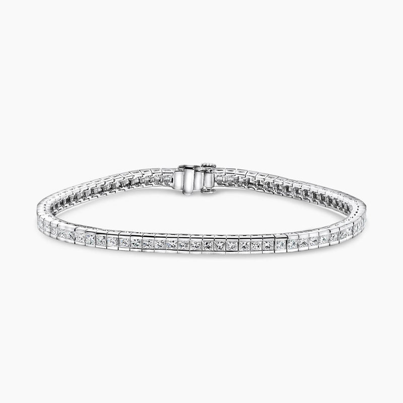 An 18ct white gold tennis bracelet with princess cut diamonds