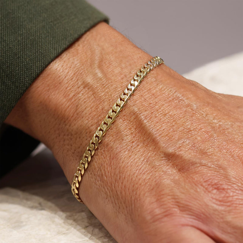 18ct yellow gold 21cm flat curb link bracelet with parrot clasp on the wrist
