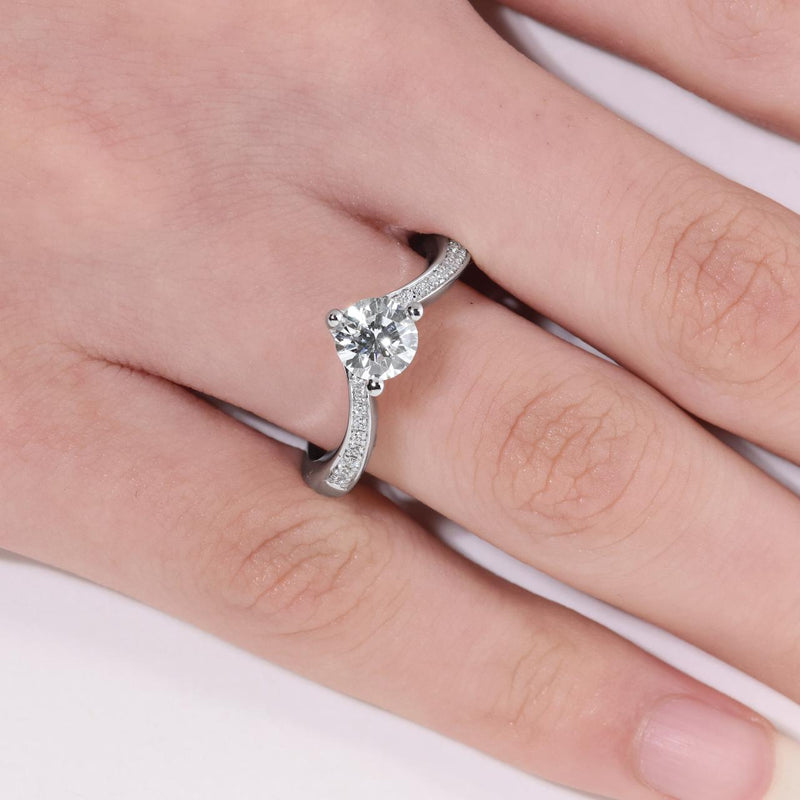 18ct white gold round brilliant cut diamond engagement ring on the finger