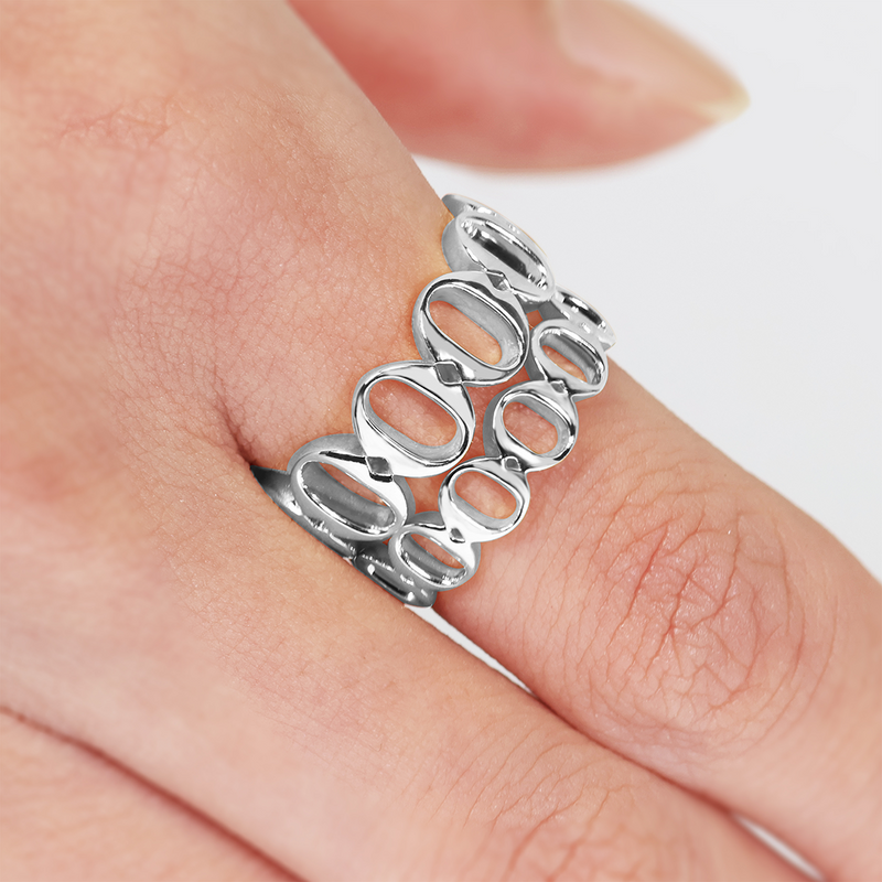 18ct white gold thick ‘O’ ring from the Iconica Collection - Medium