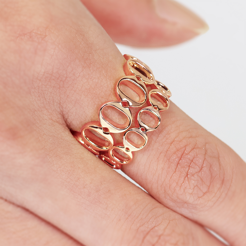 18ct rose gold thick ‘O’ ring from the Iconica Collection - Medium on the finger
