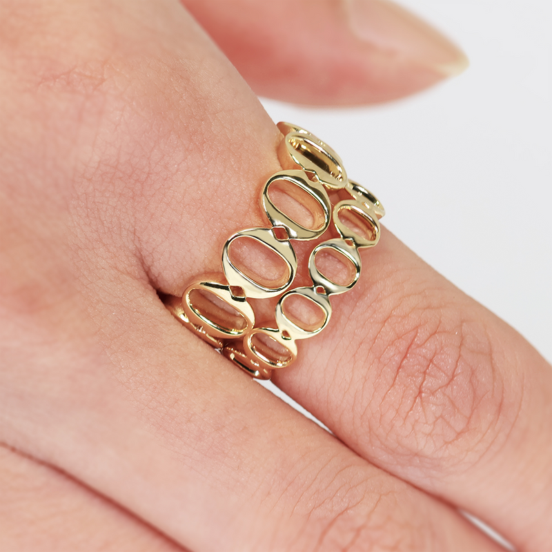 18ct yellow gold ‘O’ ring from the Iconica Collection - Medium on the finger