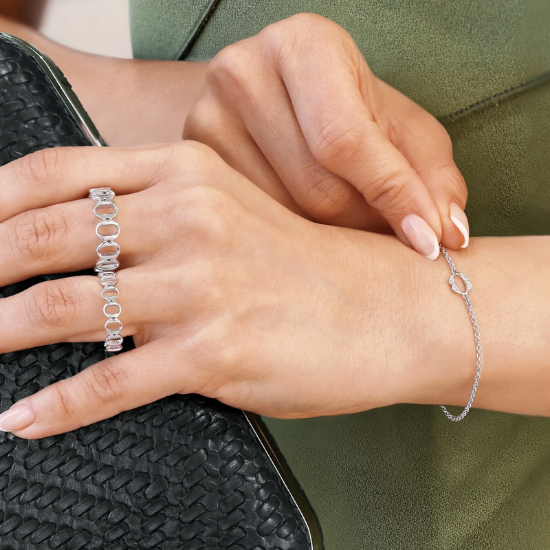 18ct white gold ‘O’ ring from the Iconica Collection- Medium