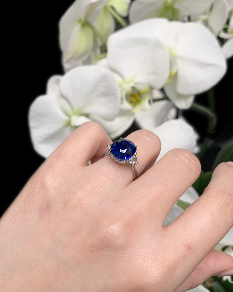 18ct white gold cushion cut Ceylon sapphire and cadillac diamond ring on the finger