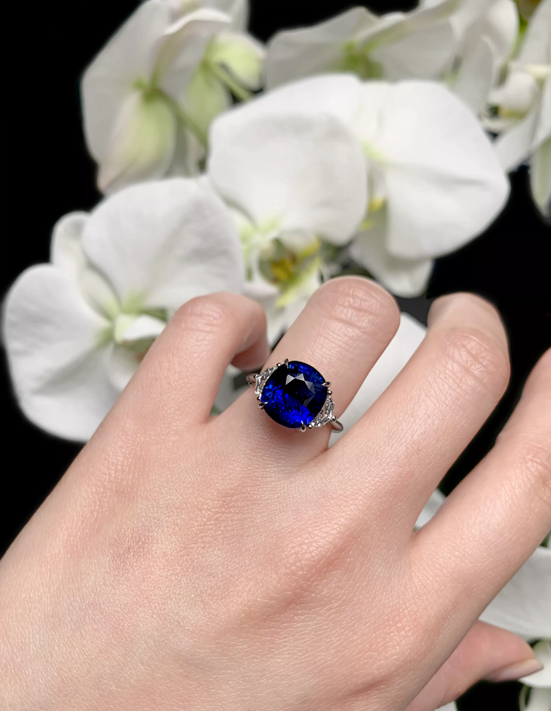 18ct white gold cushion cut Ceylon sapphire and cadilac diamond ring on the finger