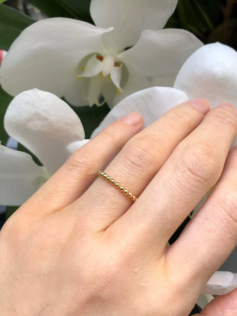 18ct yellow gold full circle ball ring on the finger