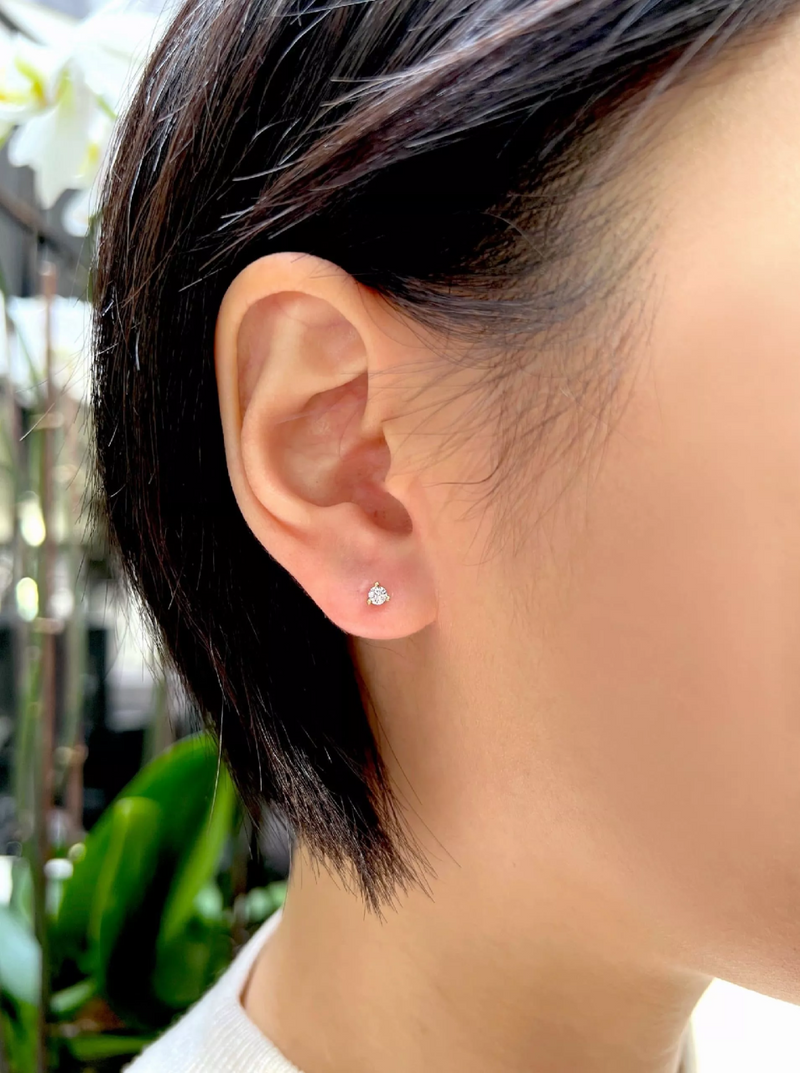 18ct yellow gold 2=0.35ct diamond stud earrings in a three claw setting on the ear