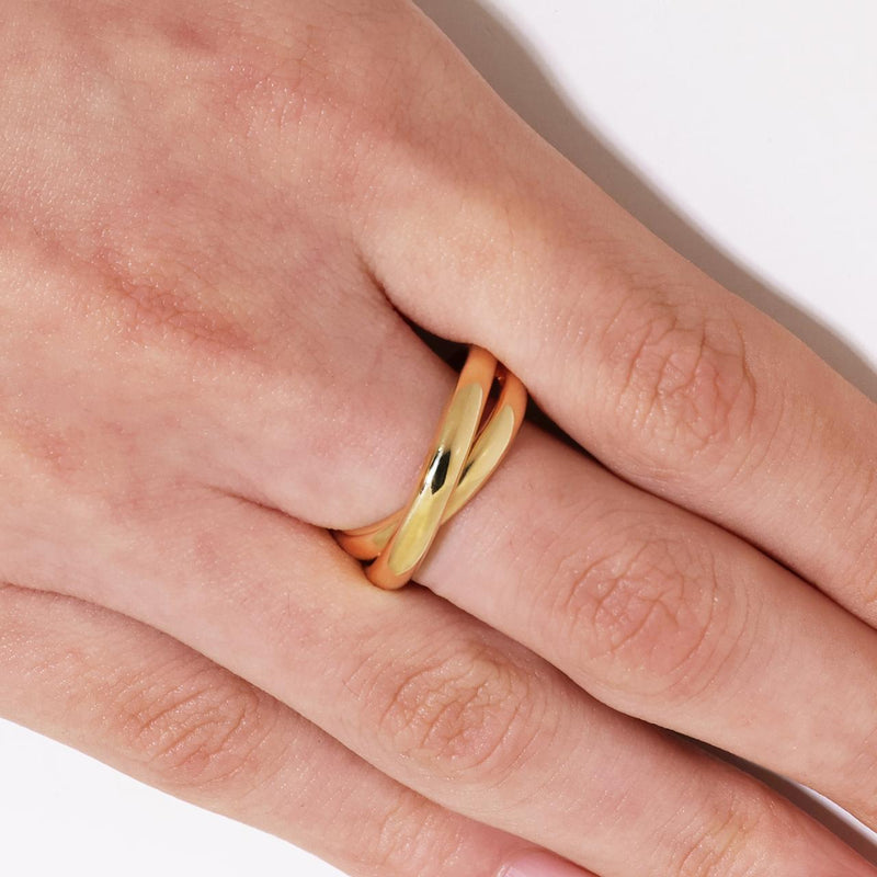 18ct yellow gold cross over ring on the finger