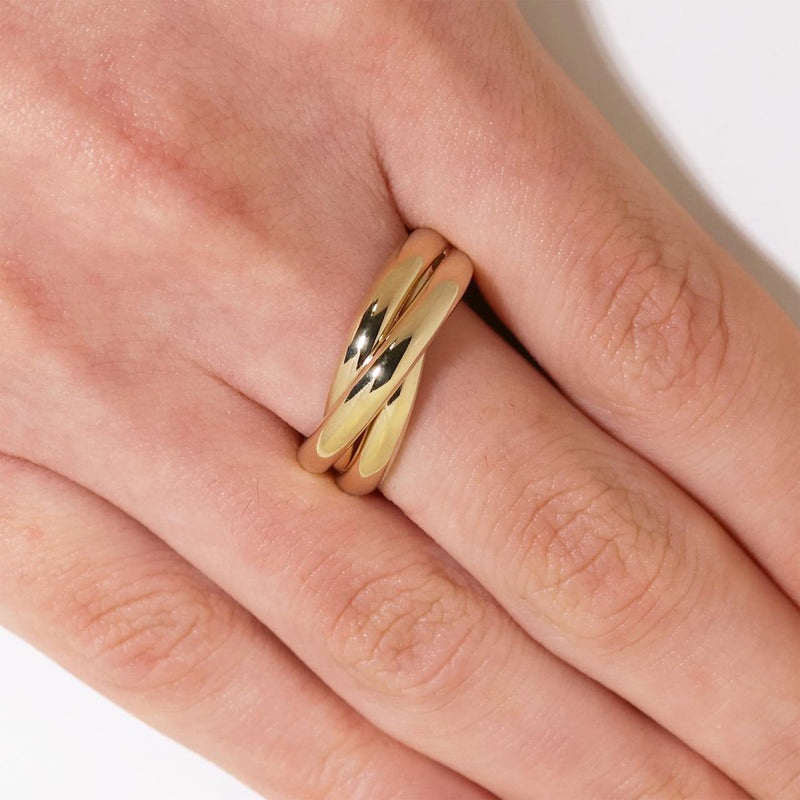 18ct yellow gold twist ring on the finger