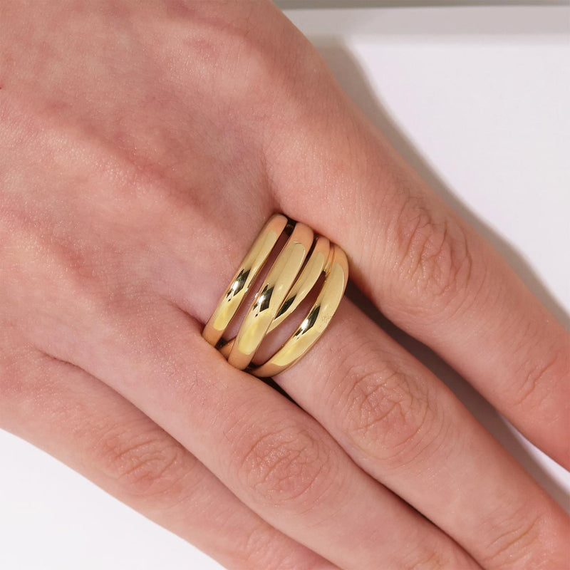 18ct yellow gold twisted design ring on the finger