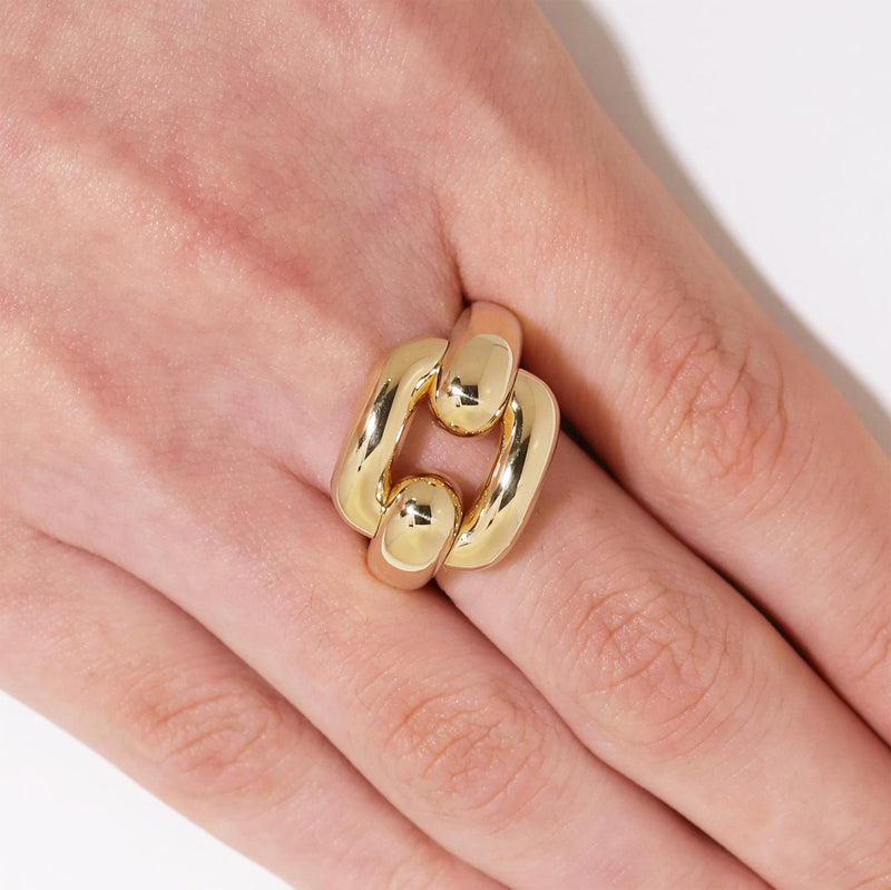 18ct yellow gold link design ring on finger