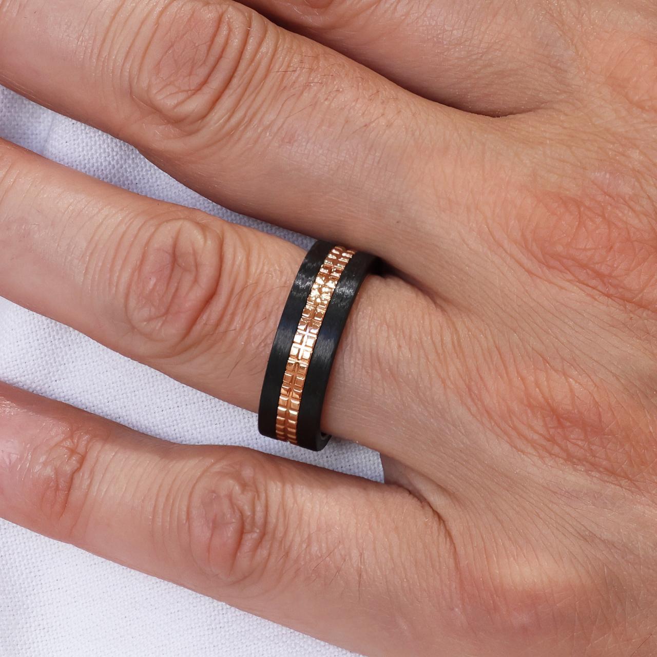 18ct rose gold and carbon fiber mens ring on the finger