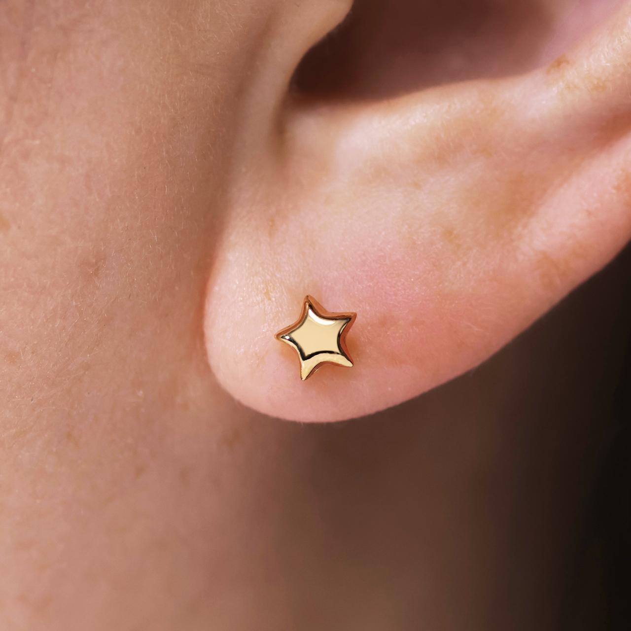 18ct yellow gold star stud earrings 5.5mm