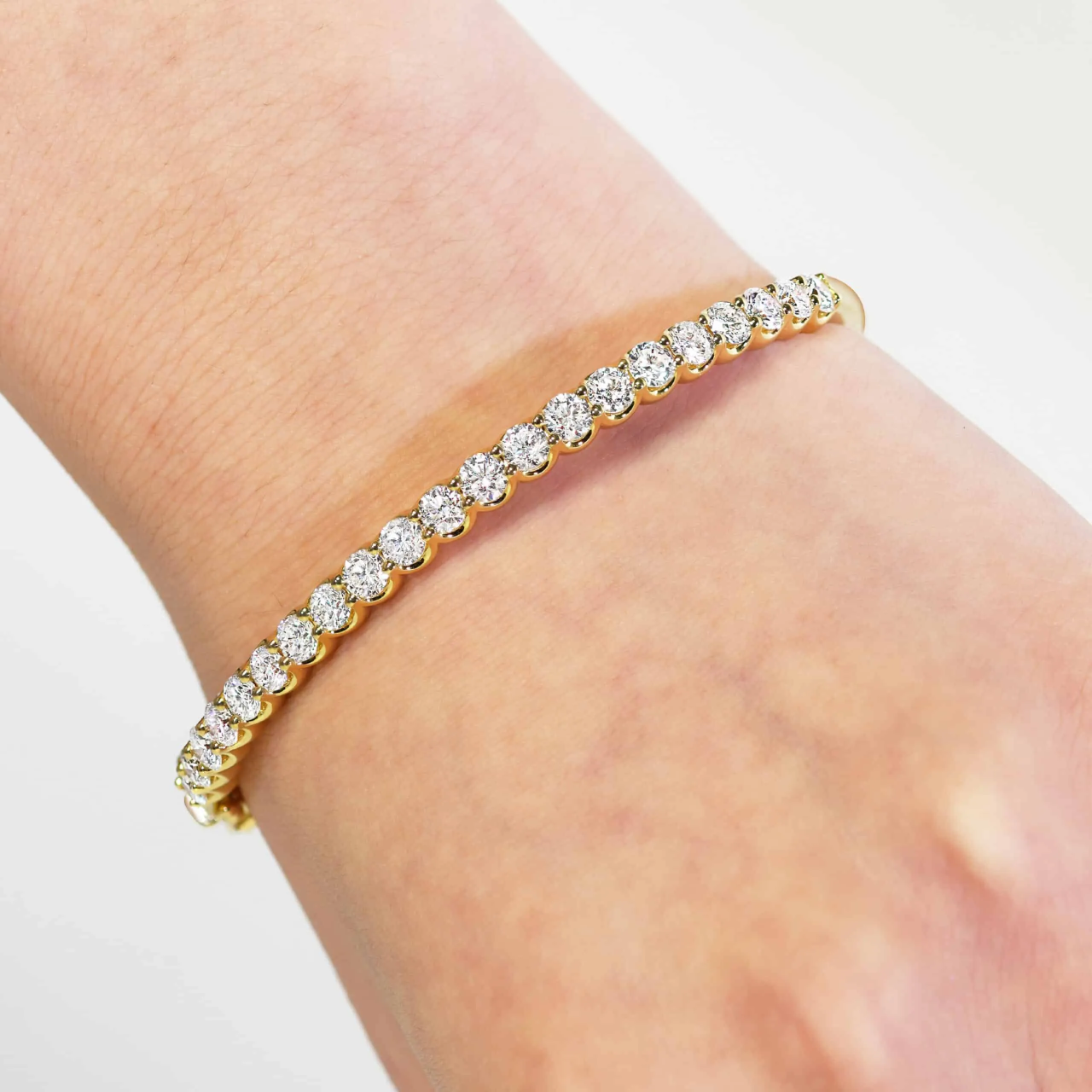 18ct yellow gold 21=4.46ct hinged diamond bangle