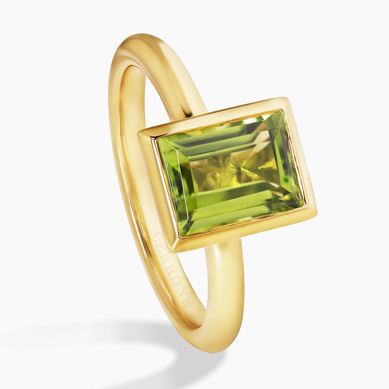 18ct yellow gold 1.90ct baguette peridot ring in a bezel setting side view