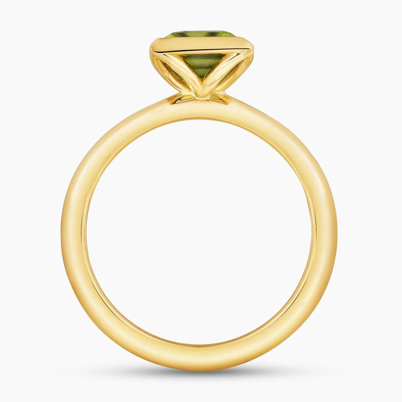 18ct yellow gold 1.90ct baguette peridot ring in a bezel setting side profile