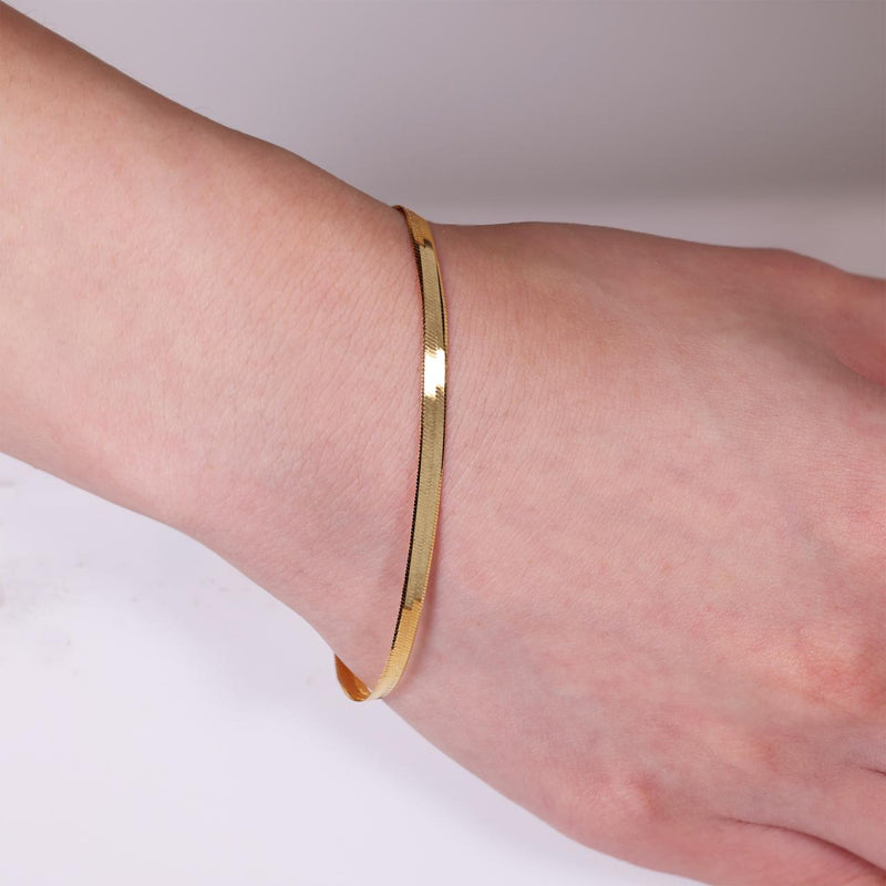 18ct yellow gold 19cm herringbone bracelet with parrot clasp on the wrist