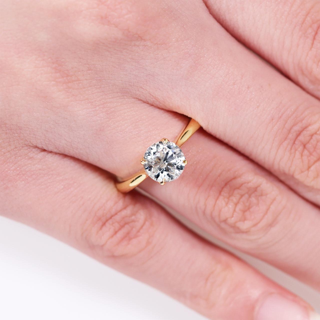 FLORENCE 18ct yellow gold 1.44ct D VVS2 round brilliant cut lab grown diamond solitaire ring in a four claw setting. IGI Cert