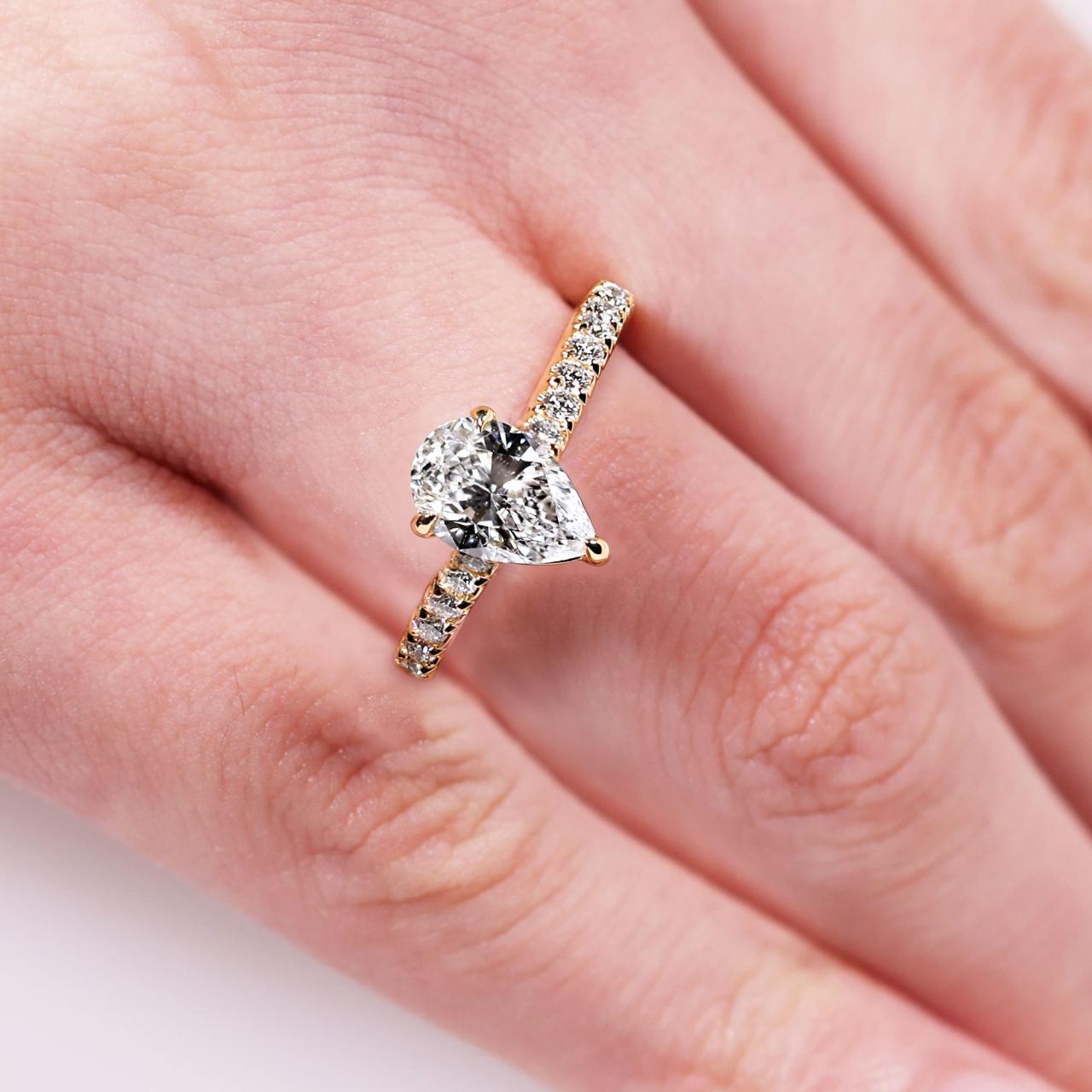 COMO - 18ct yellow gold pear shaped diamond engagement ring in a three claw setting with diamonds on the band. GIA Cert