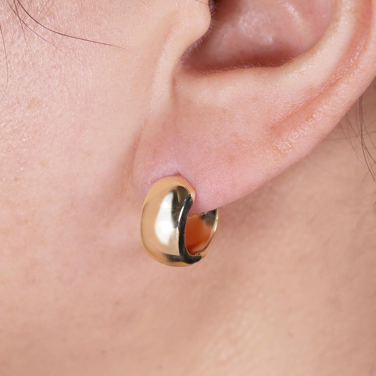 18ct yellow gold hollow chunky huggies on the ear
