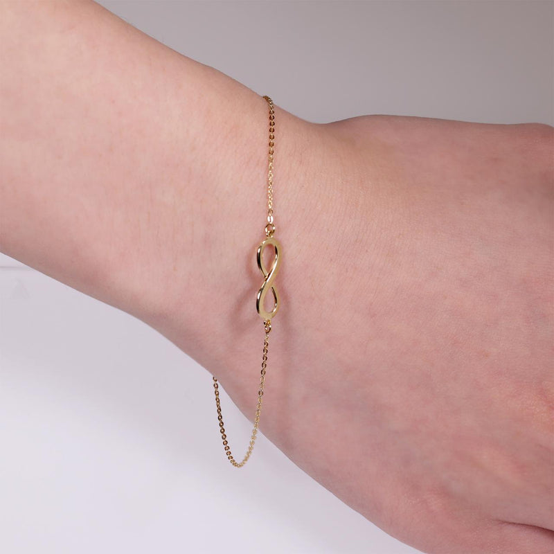 18ct yellow gold infinity bracelet with spring ring clasp on the wrist
