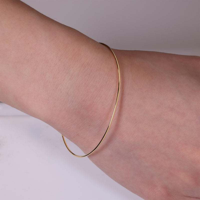 18ct yellow gold bracelet with lobster clasp on the wrist