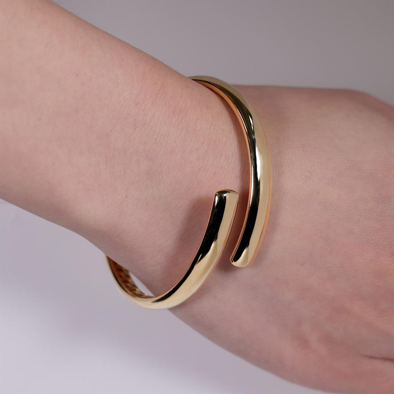 18ct yellow gold hinged bangle on the wrist