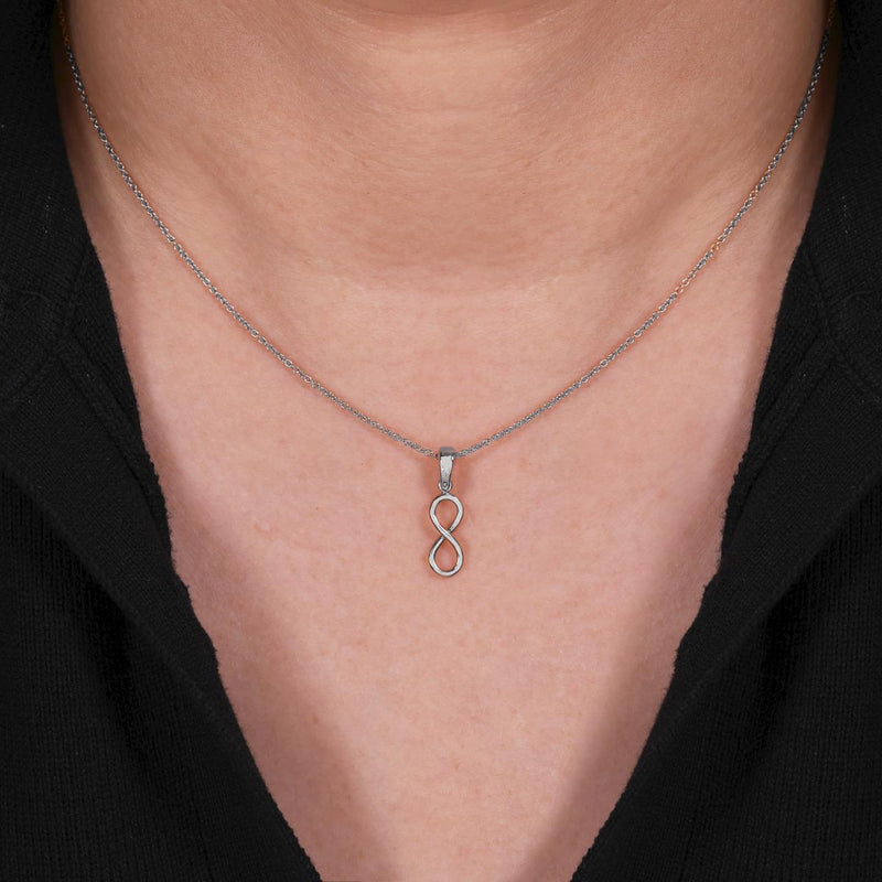 18ct white gold "infinity" shape pendant on the neck