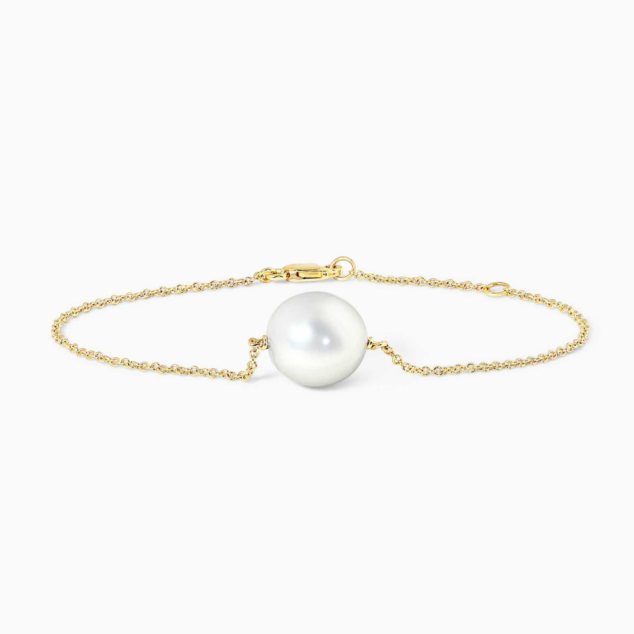 18ct yellow gold fresh water pearl bracelet on a white background