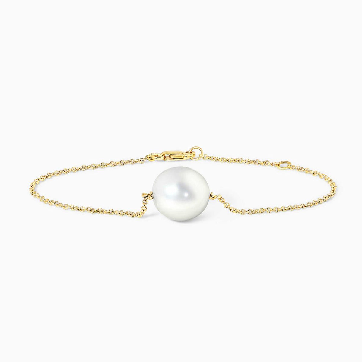 18ct yellow gold fresh water pearl bracelet on a white background