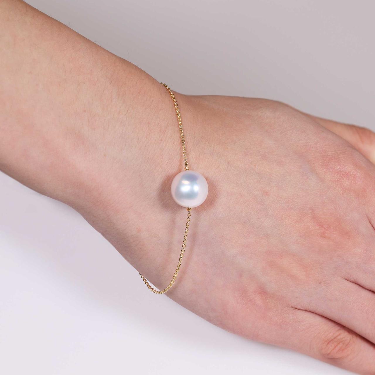 18ct yellow gold fresh water pearl bracelet on the wrist