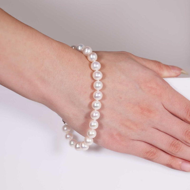 Fresh water 8mm pearls bracelet ended with a silver magnetic ball clasp on the wrist