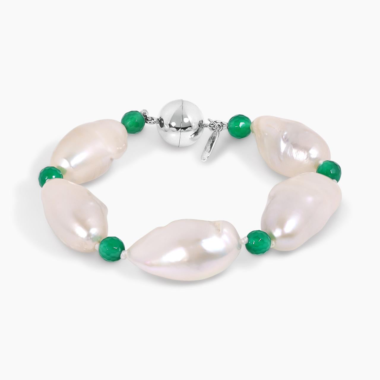 Fresh water baroque White Pearl and Brazilian green agate bracelet with a silver magnetic clasp